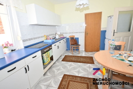 Dom z zabudowaniami - PoŁęcko